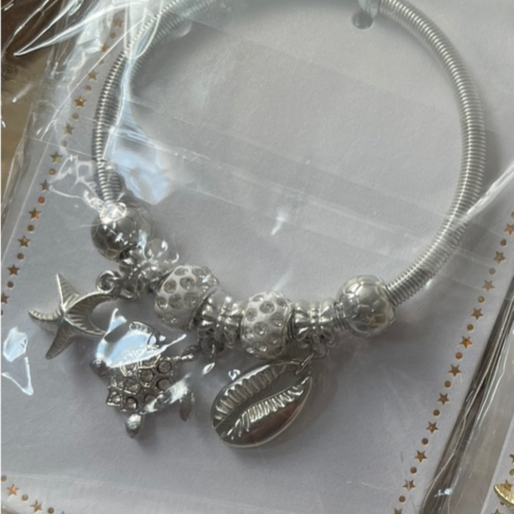 The charming clasp of the Pandora Moments Seashell Clasp Silver Bracelet